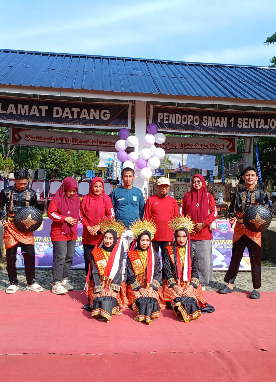Foto bersama penari dan kepala SMA Negeri 1 Sentajo Raya