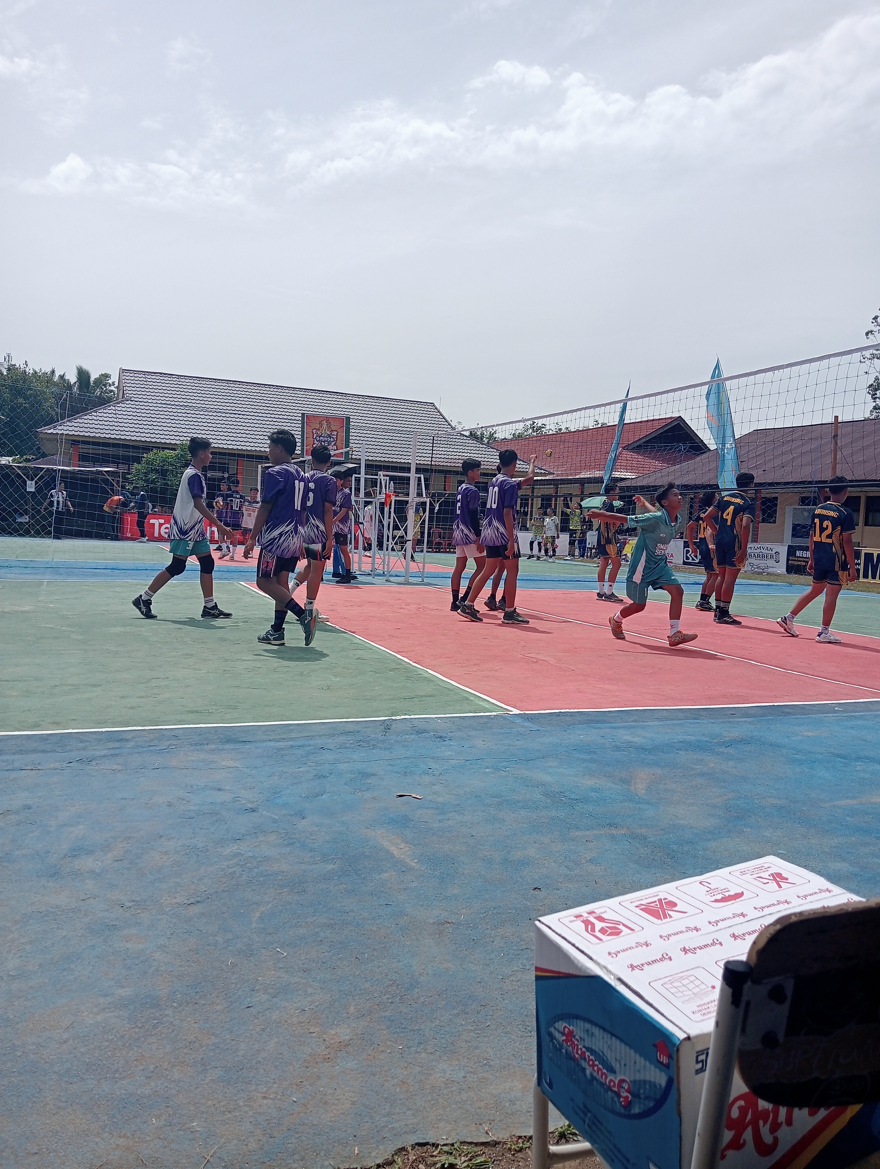 TIM VOLLY PUTRA SMAN 1 SENTAJO RAYA VS SMK AL-MA'ARIF di SMASH 42 SMAN 1 KH